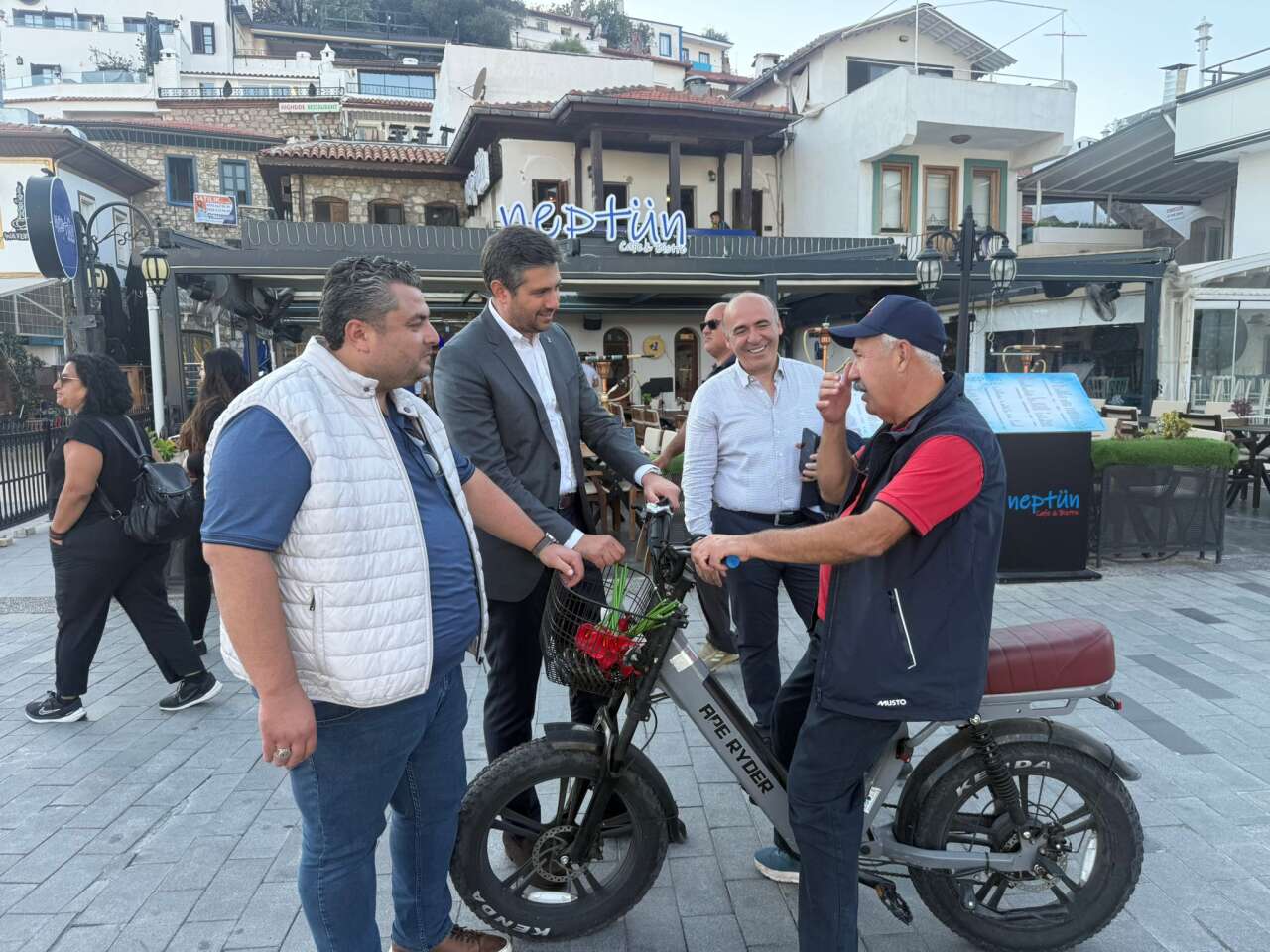 AK Parti Marmaris İlçe Başkanı Muzaffer Aravi’den Yat Limanı Esnafına Ziyaret 2